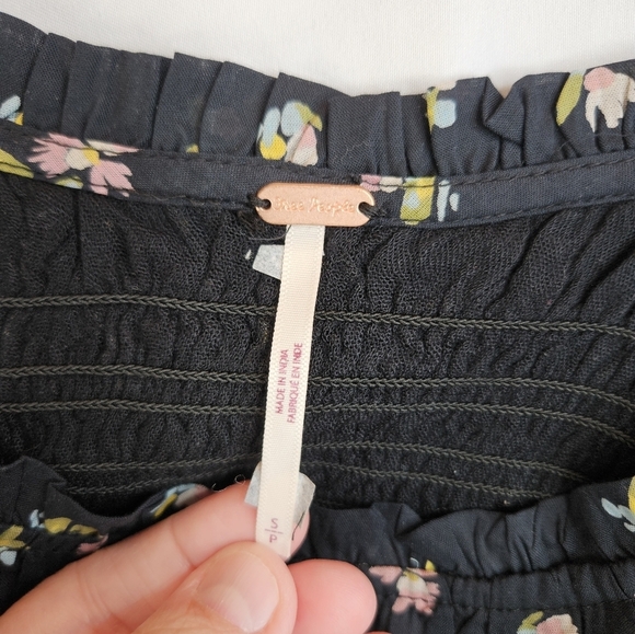 Free People Black Floral Smocked Cropped Tie At Shoulder Summer Top Sz S. - Picture 10 of 10